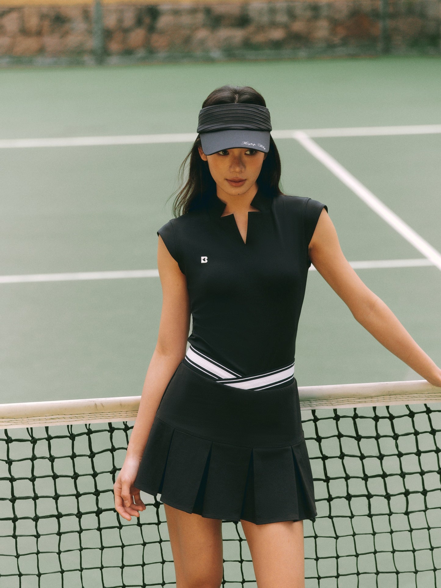 High-elasticity tight-fit sports top with removable chest pads