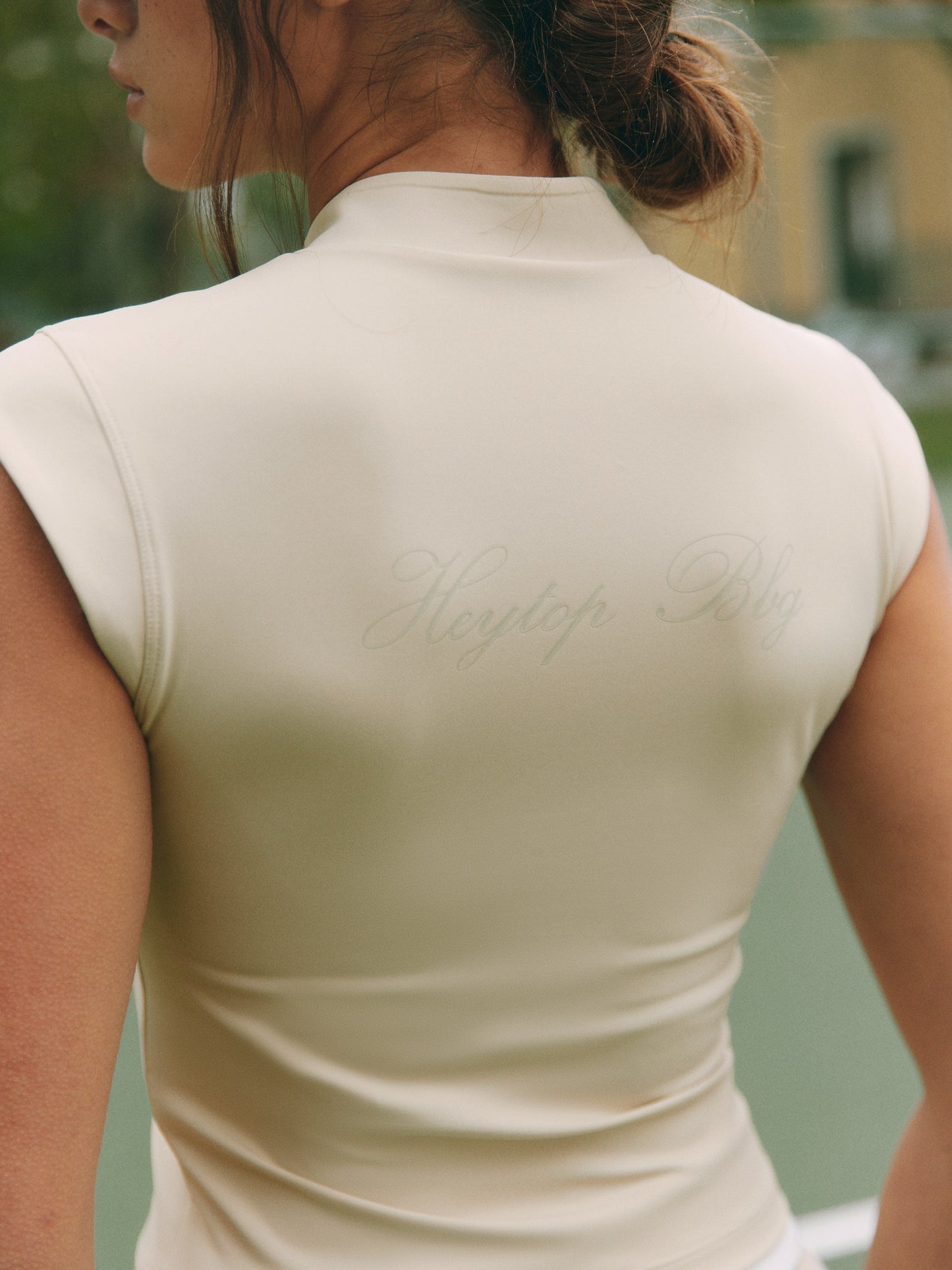 High-elasticity tight-fit sports top with removable chest pads