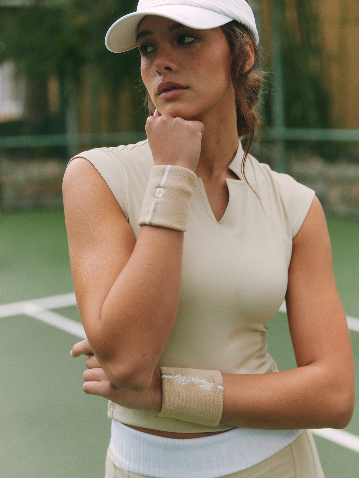 High-elasticity tight-fit sports top with removable chest pads